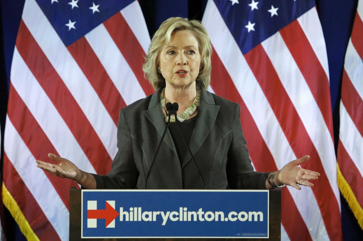 Ngày 25/7, phát biểu với các phóng viên tại một sự kiện vận động tranh cử ứng cử viên Tổng thống Mỹ Hillary Clinton (ảnh) tuyên bố bà không gửi hay nhận các thông tin mật bằng tài khoản thư điện tử cá nhân khi đảm nhiệm cương vị Ngoại trưởng Mỹ.  Bà Clinton, ứng viên hàng đầu của Đảng Dân chủ trong cuộc bầu cử Tổng thống Mỹ năm 2016, đã bị chỉ trích sử dụng một tài khoản thư điện tử cá nhân trong những năm đứng đầu Bộ Ngoại giao Mỹ.AFP/TTXVN