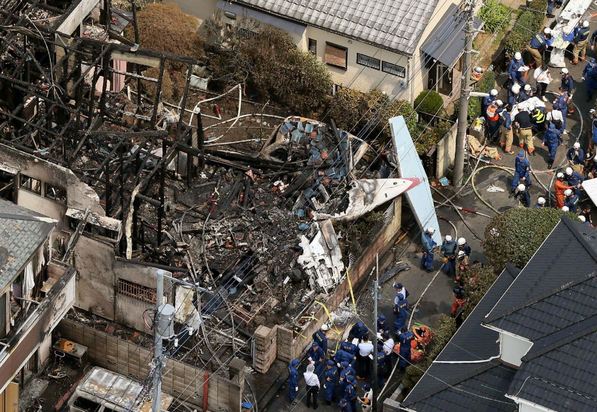 Ngày 26/7, một máy bay cỡ nhỏ đã đâm vào nhà dân ở thị trấn Fujimi ngay khi vừa cất cánh từ sân bay thành phố Chofu, Tokyo, Nhật Bản, làm 3 người thiệt mạng và 4 người bị thương. Trong số nạn nhân thiệt mạng, có hai người trên máy bay và một người trong ngôi nhà. Sở phòng cháy chữa cháy Tokyo cho biết 5 ngôi nhà và hai xe ô tô cũng bị thiêu rụi do máy bay bốc cháy sau khi đâm. Lực lượng cứu hộ và lính cứu hỏa đang nỗ lực khắc phục hậu quả vụ tai nạn. Trong ảnh: Hiện trường vụ tai nạn. AFP/TTXVN