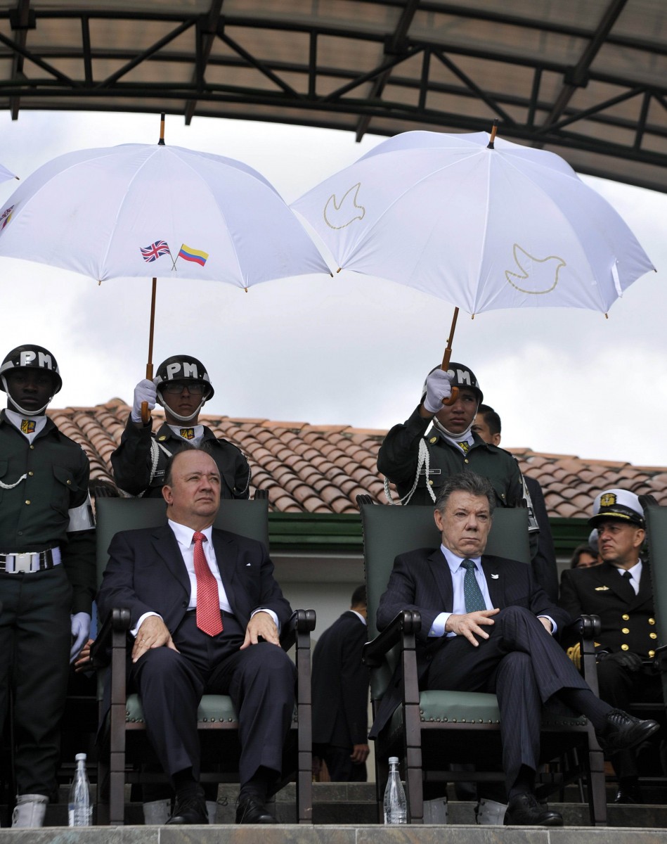 Ngày 25/7, phát biểu tại một sự kiện của quân đội Colombia diễn ra ở thành phố Cartagena,Tổng thống Colombia Juan Manuel Santos đã ra lệnh ngừng các cuộc không kích nhằm vào Lực lượng Vũ trang Cách mạng Colombia (FARC). Quyết định trên của ông Santos được đưa ra chỉ hai ngày sau khi Chính phủ Colombia và FARC nối lại các cuộc đàm phán sau nhiều tháng  đình trệ.Trong ảnh: (tư liệu) Tổng thống Colombia Juan Manuel Santos (phải) và Bộ trưởng Quốc phòng Colombia Luis Carlos Villegas (trái) tham dự lễ kỷ niệm của quân đội Colombia ở Bogota  ngày 9/7. AFP/TTXVN 