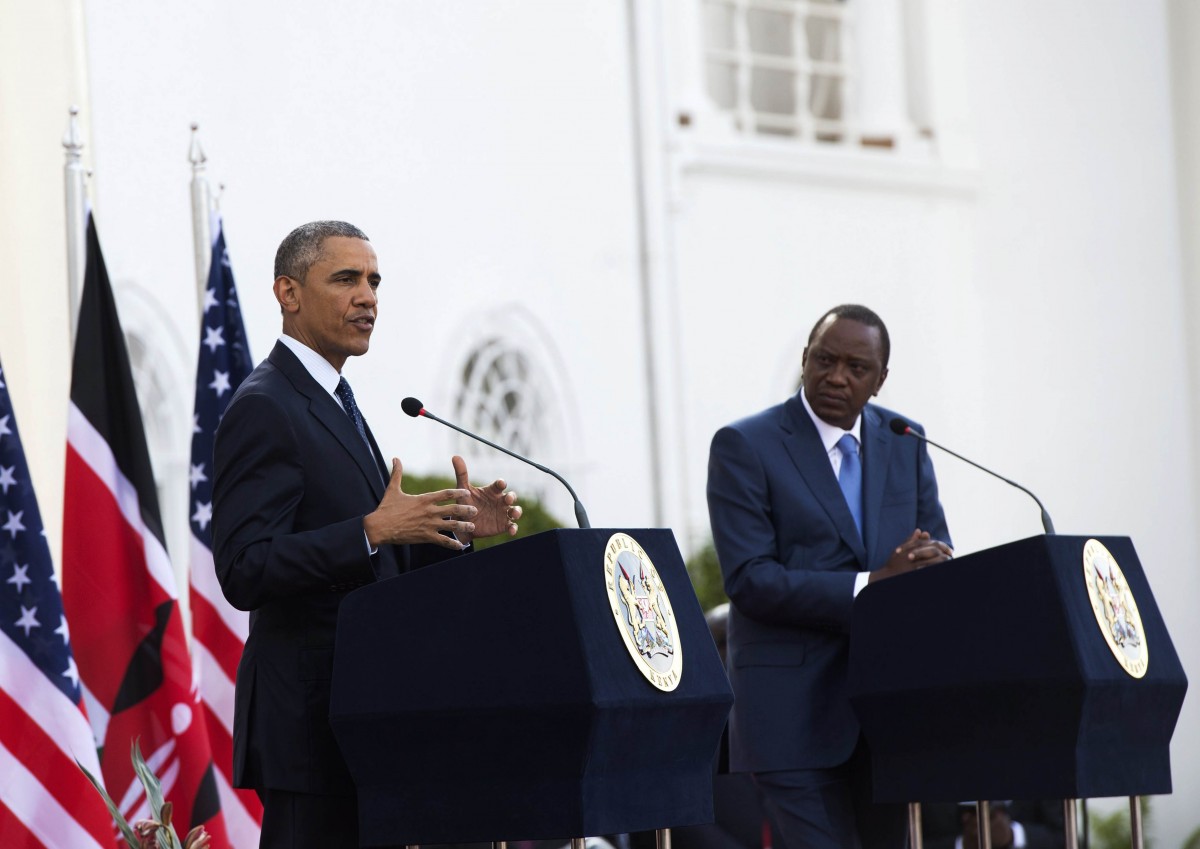 Ngày 25/7, phát biểu trong cuộc họp báo chung với người đồng cấp Kenya Uhuru Kenyatta (phải) tại thủ đô Nairobi, Tổng thống Mỹ Barack Obama (trái) đang ở thăm Kenya cam kết Washington sẽ tài trợ để giúp chính quyền Nairobi đảm bảo an ninh biên giới trước mối đe dọa của phiến quân Al-Shabaab và các nhóm khủng bố khác. Hai nhà lãnh đạo Kenya và Mỹ cũng tái khẳng định cam kết hợp tác trong lĩnh vực an ninh và cuộc chiến chống khủng bố, trao đổi quan điểm về các vấn đề khu vực như cuộc xung đột ở Nam Sudan hay kết quả bầu cử gây tranh cãi ở Burundi. AFP/ TTXVN