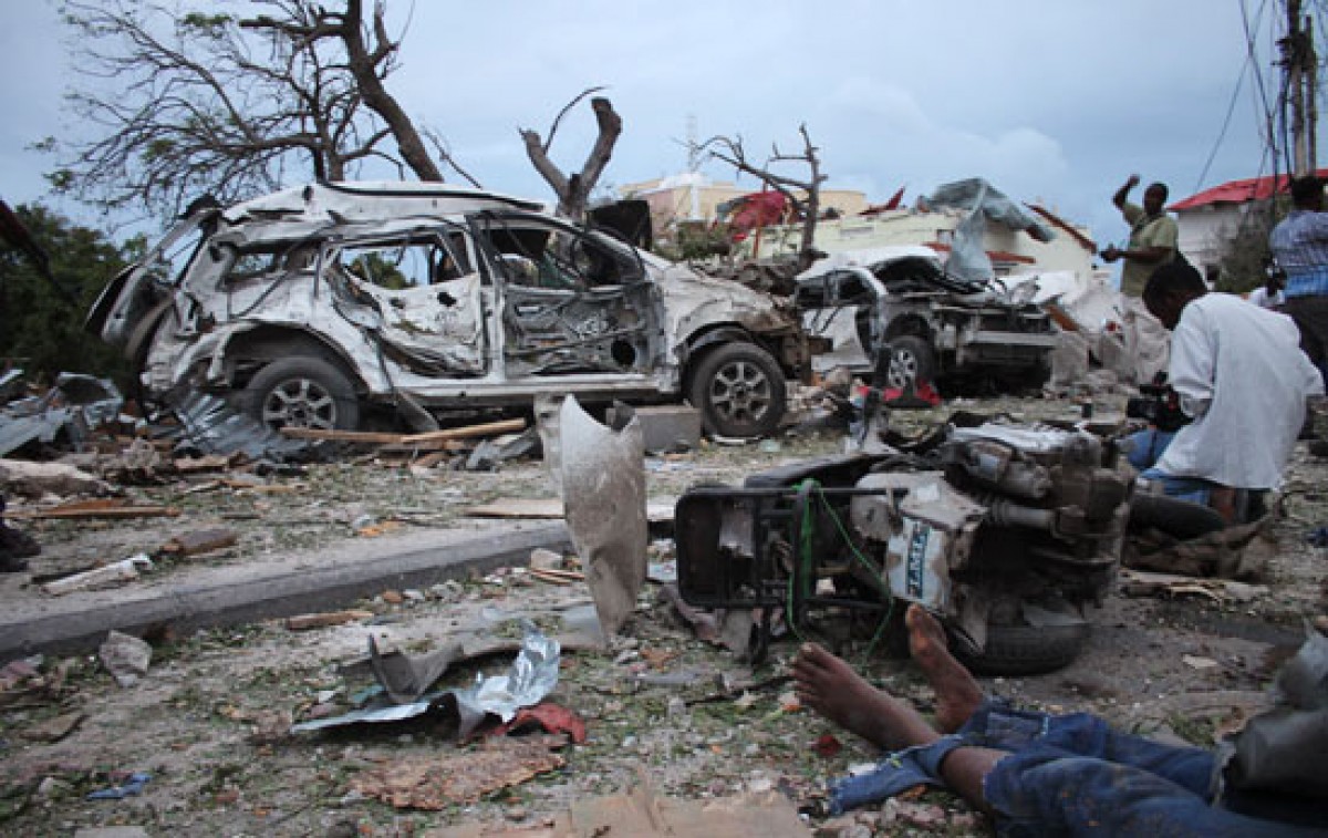 Chiều 26/7, một xe chở đầy bom đã phát nổ ngay lối vào khách sạn sang trọng Jazeera Palace được canh gác nghiêm ngặt ở thủ đô Mogadishu của Somali, làm ít nhất 15 người thiệt mạng và nhiều người bị thương, một phần tòa khách sạn bị hư hại. Trong số những người thiệt mạng có 6 nhân viên an ninh của khách sạn. Pazeera Palace là khách sạn hạng sang, nơi thường đón tiếp các phái đoàn ngoại giao, các quan chức Chính phủ và nhân viên quốc tế. Nhóm phiến quân Al-Shabaab có trụ sở tại Somali, chi nhánh của mạng lưới khủng bố quốc tế al-Qaeda, đã nhận thực hiện vụ đánh bom đẫm máu này. Trong ảnh: Hiện trường vụ đánh bom. AFP/ TTXVN