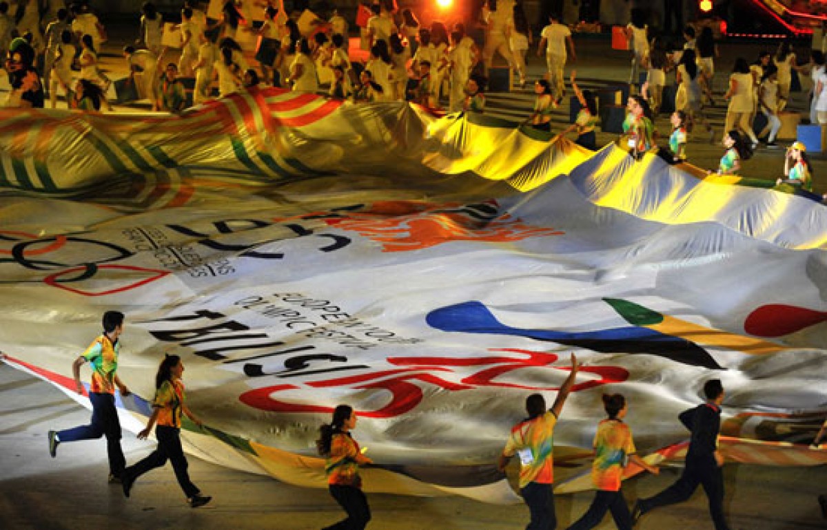Ngày 26/7, Thế vận hội trẻ châu Âu lần thứ 13 đã khai mạc tại thủ đô Tbilisi của Gruzia. Thế vận hội dự kiến kéo dài tới ngày 1/8, với sự tham gia của hơn 3.800 vận động viên đế từ 50 quốc gia châu Âu. Trong ảnh: Các vận động viên rước cờ đại hội tại lễ khai mạc. THX-TTXVN