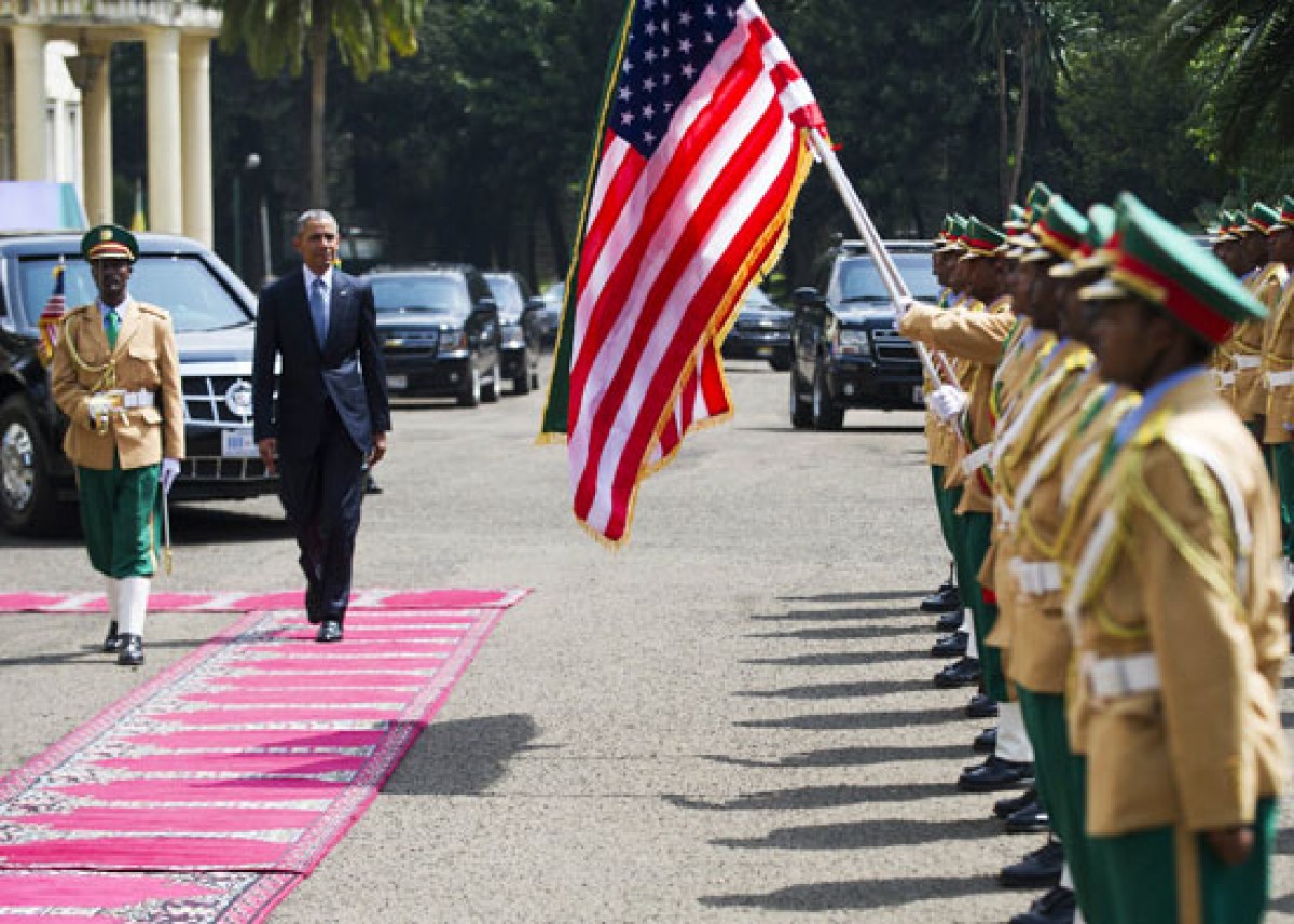 Ngày 26/7, Tổng thống Mỹ Barack Obama đã tới Ethiopia, chặng dừng chân thứ hai và cũng là cuối cùng trong chuyến công du 4 ngày tới châu Phi. Trọng tâm chuyến thăm quốc gia đông thứ hai châu Phi với 96 triệu dân này là vấn đề an ninh và tăng cường hợp tác kinh tế. Ngoài ra, ông Obama cũng sẽ trở thành Tổng thống Mỹ đầu tiên có bài phát biểu tại trụ sở Liên minh châu Phi (AU) ở thủ đô Addis Ababa của Ethiopia.Trong ảnh: Tổng thống Mỹ Barack Obama tại lễ đón ở thủ đô Addis Ababa . AFP/TTXVN