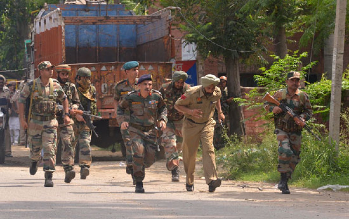 Ngày 27/7, ít nhất 4 kẻ khủng bố đã tấn công một bến xe buýt và một đồn cảnh sát ở thị trấn Dinanagar thuộc bang Punjab, miền Tây Bắc Ấn Độ, làm ít nhất 7 dân thường và 2 cảnh sát bị thương. Báo chí Ấn Độ dẫn lời các nhân chứng cho biết những kẻ khủng bố mặc quân phục và mang theo vũ khí tự động. Lực lượng chi viện của cảnh sát đã được điều đến hiện trường và đọ súng đã diễn ra ác liệt giữa lực lượng an ninh và những kẻ khủng bố.Trong ảnh: Binh sĩ Ấn Độ triển khai tại thị trấn Dinanagar sau vụ tấn công. AFP/TTXVN