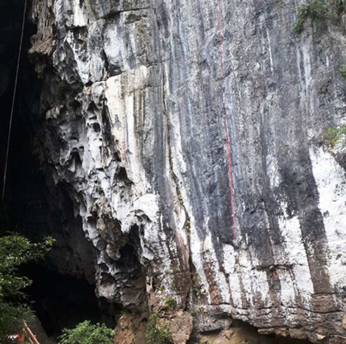 Quảng Bình: Hoàn thành tuyến leo núi bán nhân tạo tại cửa hang Tối