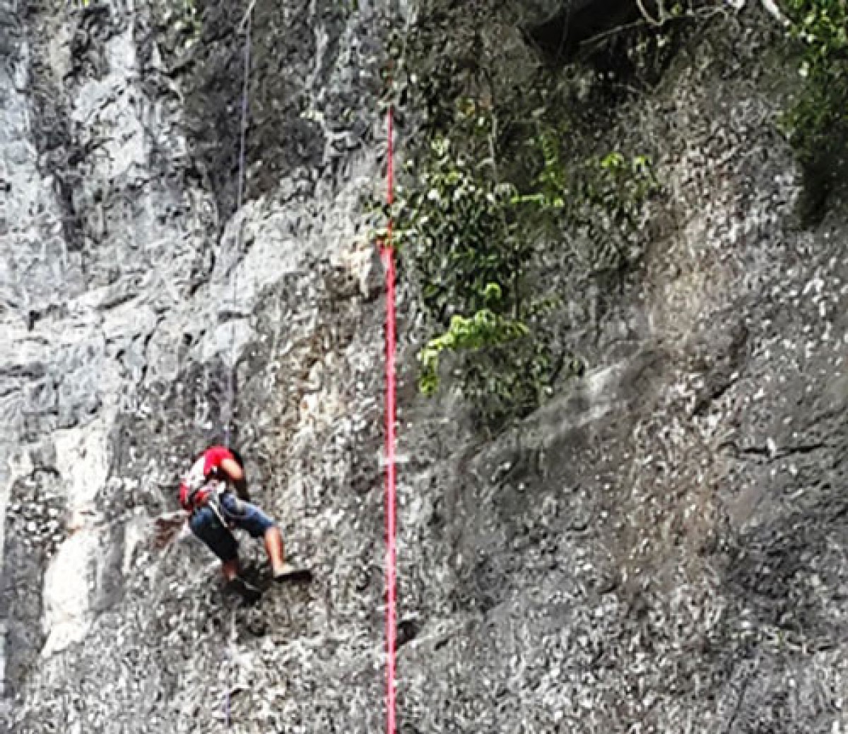 Quảng Bình: Hoàn thành tuyến leo núi bán nhân tạo tại cửa hang Tối