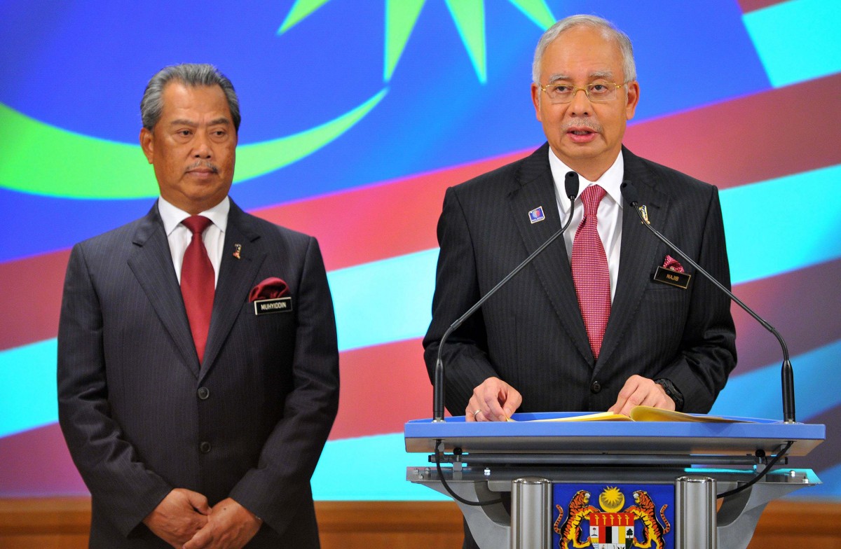 Ngày 28/7, Thủ tướng Malaysia Najib Razak đã tiến hành cải tổ nội các lần đầu tiên kể từ sau cuộc tổng tuyển cử năm 2013. Theo đó, Phó Thủ tướng Muhyuddin Yassin đã bị cách chức và Bộ trưởng Nội vụ Ahmad Zahid Hamidi được bổ nhiệm cương vị này. Ngoài ra, ông Najib cũng cách chức Bộ trưởng Tư pháp Abdul Gani Patail, người đứng đầu cuộc điều tra đối với cáo buộc tham nhũng liên quan tới quỹ đầu tư nhà nước 1 Malaysia Development Berhad (1MDB). Trong ảnh (tư liệu): Thủ tướng Malaysia Najib Razak (phải) và ông Muhyiddin Yassin lúc còn đương nhiệm Phó Thủ tướng tại Putrajaya ngày 15/5/2013. AFP/TTXVN