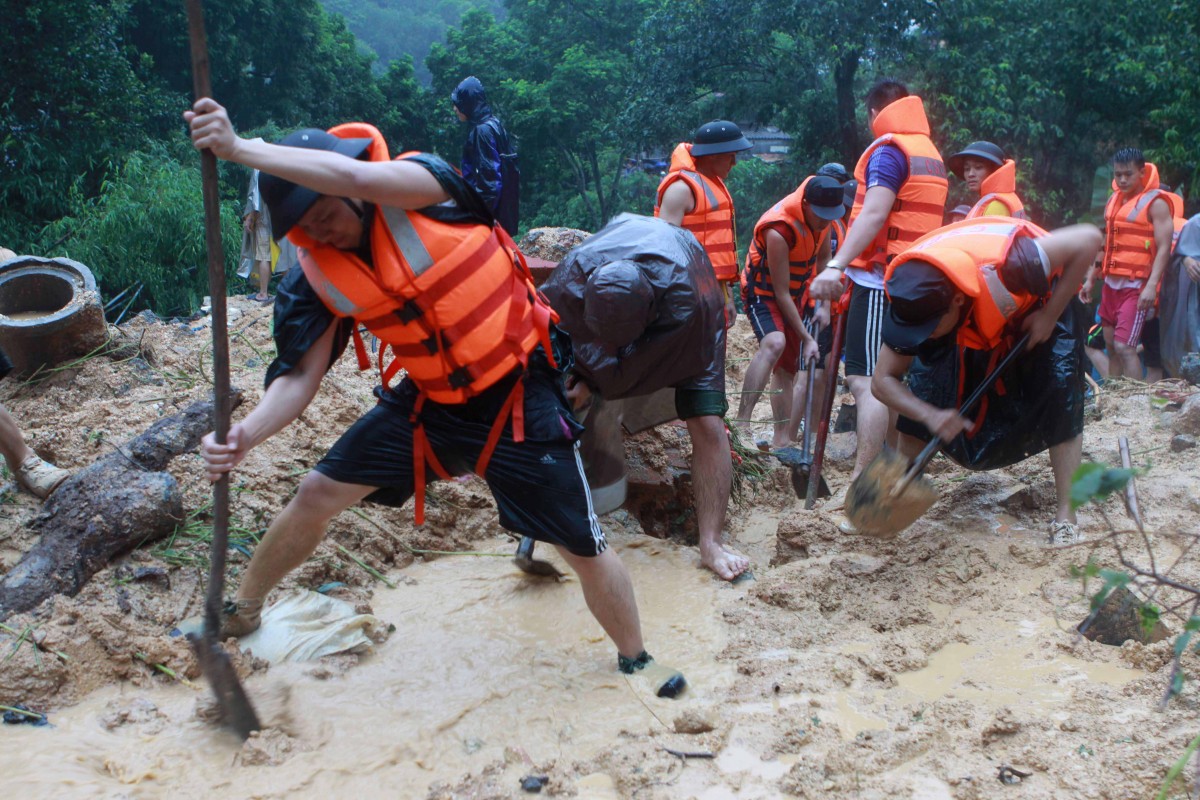 Theo thống kê của UBND tỉnh Quảng Ninh, tính đến trưa ngày 28/7, tổng số người chết và mất tích do trận mưa lũ lớn nhất trong vòng 40 năm qua trên địa bàn tỉnh là 17 người. Tính đến 6 giờ ngày 28/7, lượng mưa đo được ở Cửa Ông (thành phố Cẩm Phả) đạt mức 828,1 mm; Cô Tô đạt 796,7 mm; Quảng Hà (huyện Hải Hà) 587,8mm; Bãi Cháy (thành Hạ Long) đạt 580,9mm; thành phố Móng Cái đạt ngưỡng 574,8mm... Ngoài thiệt hại về người, mưa lớn gây ra thiệt hại nặng nề cho người dân. Tính đến 9 giờ ngày 28/7, toàn tỉnh đã có 8 nhà đổ, 2.835 ngôi nhà bị ngập lụt, hơn 660 mét tường bị đổ, 143 ha diện tích lúa, hoa màu ngập úng hư hỏng hoàn toàn, 880 lồng bè nuôi trồng hải sản bị chết. Ước tổng thiệt hại toàn tỉnh lên tới hơn 200 tỷ đồng.Trong ảnh: Lực lượng cứu hộ nỗ lực tìm cứu các nạn nhân trong vụ một gia đình 9 người tại phường cao Thắng, TP Hạ Long bị đất đá sạt lở vùi lấp (ảnh chụp lúc 12h ngày 28/7). Ảnh: Minh Quyết – TTXVN