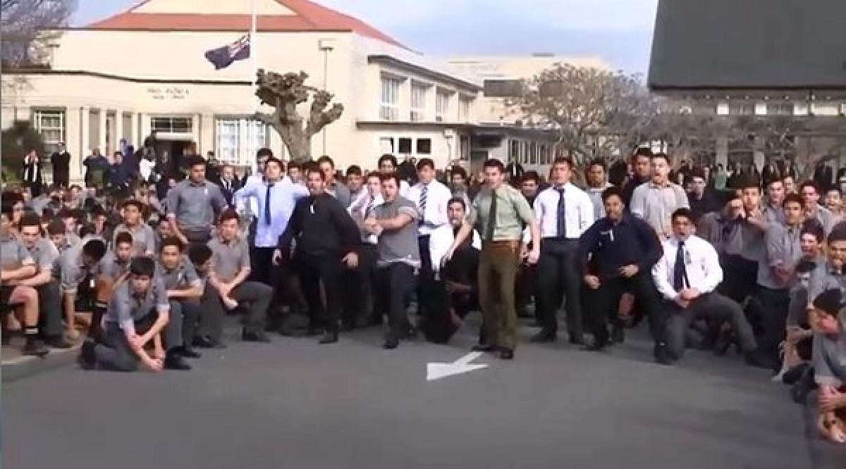 [VIDEO] Hàng trăm người nhảy điệu chiến binh "vĩnh biệt" thầy giáo đáng kính