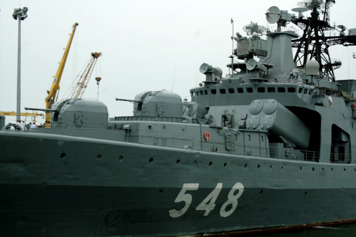 3.	Tàu được đóng ở nhà máy đóng tàu Yantar(Kaliningrad) năm 1987, phục vụ trong Hải quân Nga từ ngày 1/5/1992. Tàu được trang bị động cơ COGAG 2 trục, 4 turbine khí với tổng công suất 89.000 kW (120.000 mã lực) cho tốc độ tối đa 35 hải lý/h (65 km/h); tầm