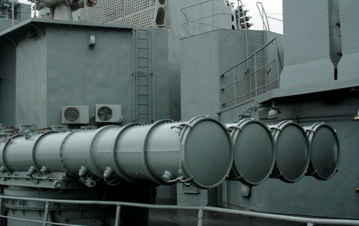 5.	Tàu săn ngầm Đô đốc Panteleyev được trang bị hỏa lực mạnh mẽ, với nhiều khí tài hiện đại. Trong ảnh là 4 phóng ngư lôi 533mm được bố trí 2 bên hông tàu về phía đuôi có thể bắn nhiều loại ngư lôi gồm: 53-65 (tầm bắn 18.000m, tốc độ 83km/h); 53-65K (tầm