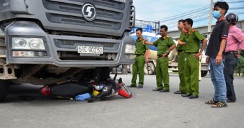 Một người bị xe ben tông tử vong trên xa lộ Hà Nội
