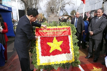 Phó Thủ tướng Vương Đình Huệ dâng hoa tại Công viên Hồ Chí Minh (Chile)
