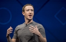 mark zuckerberg cam nhan su cap cao o facebook dung iphone