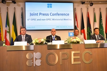 Liên minh OPEC+ đối đầu với Mỹ