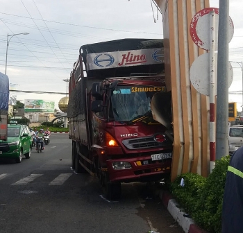 Tiền Giang: Xe tải tông gãy trụ cổng chào