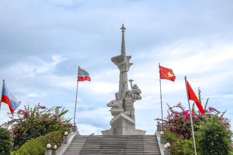 Có một Tượng đài tri ân những người lính Việt - Nga bên bờ biển Cam Ranh