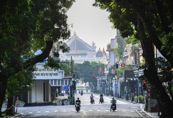 Hà Nội ngày đầu thực hiện Chỉ thị 16: Đường phố vắng, chợ dân sinh đông đúc
