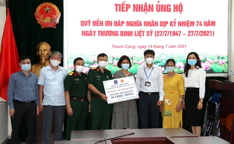 Hội CCB Tập đoàn hỗ trợ quỹ “Đền ơn đáp nghĩa” phường Thành Công (quận Ba Đình, Hà Nội)