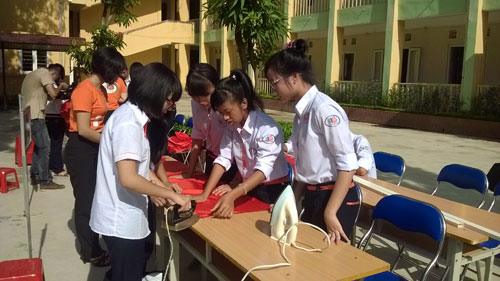 Trường THPT Lê Lợi may 300 lá cờ tặng đảo Trường Sa