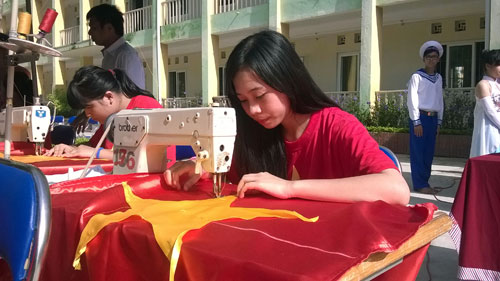 Trường THPT Lê Lợi may 300 lá cờ tặng đảo Trường Sa