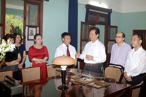 Thủ tướng Nguyễn Tấn Dũng dâng hương tưởng niệm  Chủ tịch Hồ Chí Minh