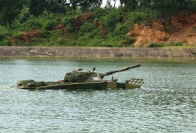 Xe tăng, pháo binh Việt Nam luyện tác chiến vượt sông