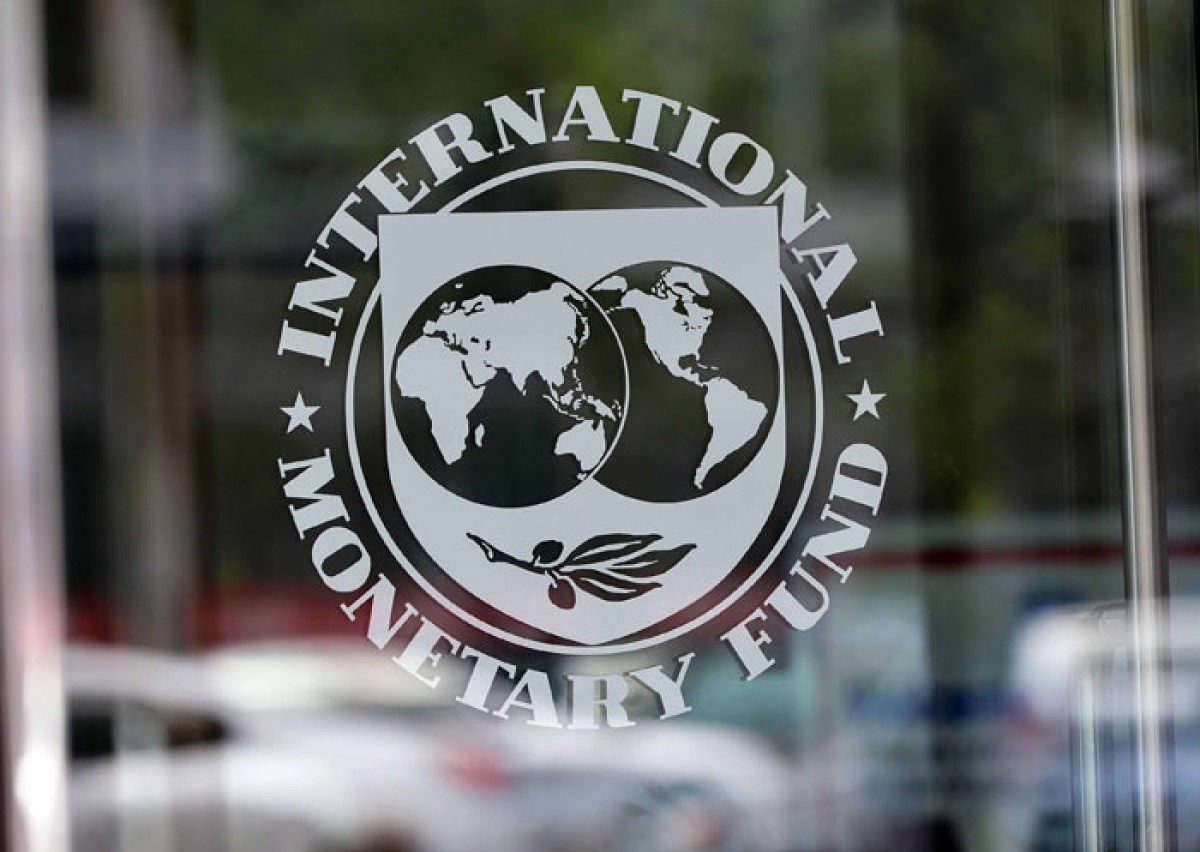 Ngày 31/7, Quỹ Tiền tệ Quốc tế (IMF) đã nhất trí cho Ukraine vay 1,7 tỷ USD nhằm vực dậy nền kinh tế kiệt quệ do cuộc khủng hoảng chính trị và xã hội trong hơn hai năm qua. Khoản tín dụng này là một phần của chương trình cứu trợ tài chính trị giá 17,5 tỷ USD của IMF dành cho Ukraine. IMF đã giải ngân cho Kiev khoản vay đầu tiên trị giá 5 tỷ USD hồi tháng 3. Trong ảnh (tư liệu): Biểu tượng của IMF tại trụ sở quỹ ở Washington DC. (Mỹ) ngày 5/7. AFP/ TTXVN