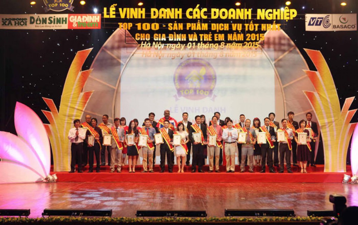 Sáng 1/8/2015, Lễ vinh danh Top 100 doanh nghiệp có sản phẩm dịch vụ tốt nhất cho gia đình và trẻ em năm 2015 được tổ chức tại Hà Nội. Trong ảnh: Ông Vương Duy Biên, Thứ trưởng Bộ Văn hóa, Thể thao và Du lịch trao biểu trưng, vinh danh các doanh nghiệp được bình chọn vào Top 100 doanh nghiệp có sản phẩm dịch vụ tốt nhất cho gia đình và trẻ em năm 2015. Ảnh: Anh Tuấn - TTXVN 