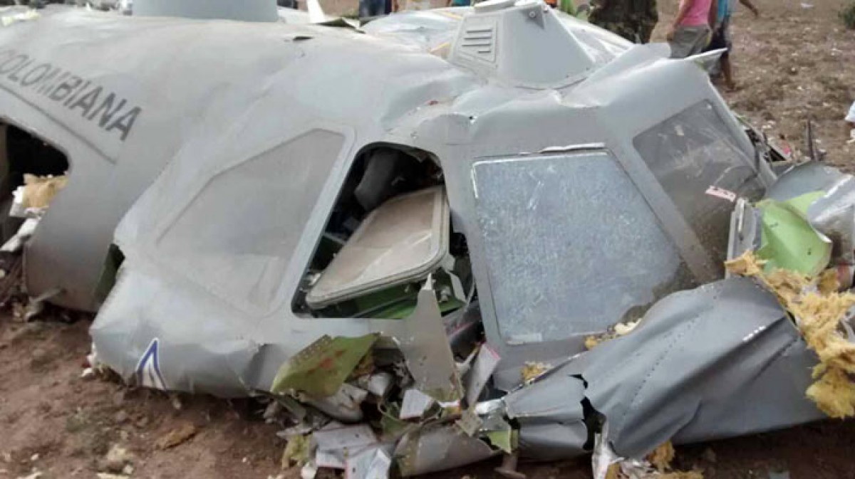Ngày 31/7, một máy bay vận tải quân sự Colombia đã bị rơi tại khu vực Las Palomas, cách thủ đô Bogota khoảng 800 km về phía đông bắc, khiến 11 người thiệt mạng. Nhà chức trách Colombia cho biết máy bay đã thông báo tín hiệu sự cố về động cơ trước khi rơi. Công tác khắc phục hậu quả sự cố và tìm hiểu nguyên nhân tai nạn đang được tiến hành khẩn trương. Trong ảnh: Xác máy bay tại hiện trường vụ tai nạn. THX/ TTXVN
