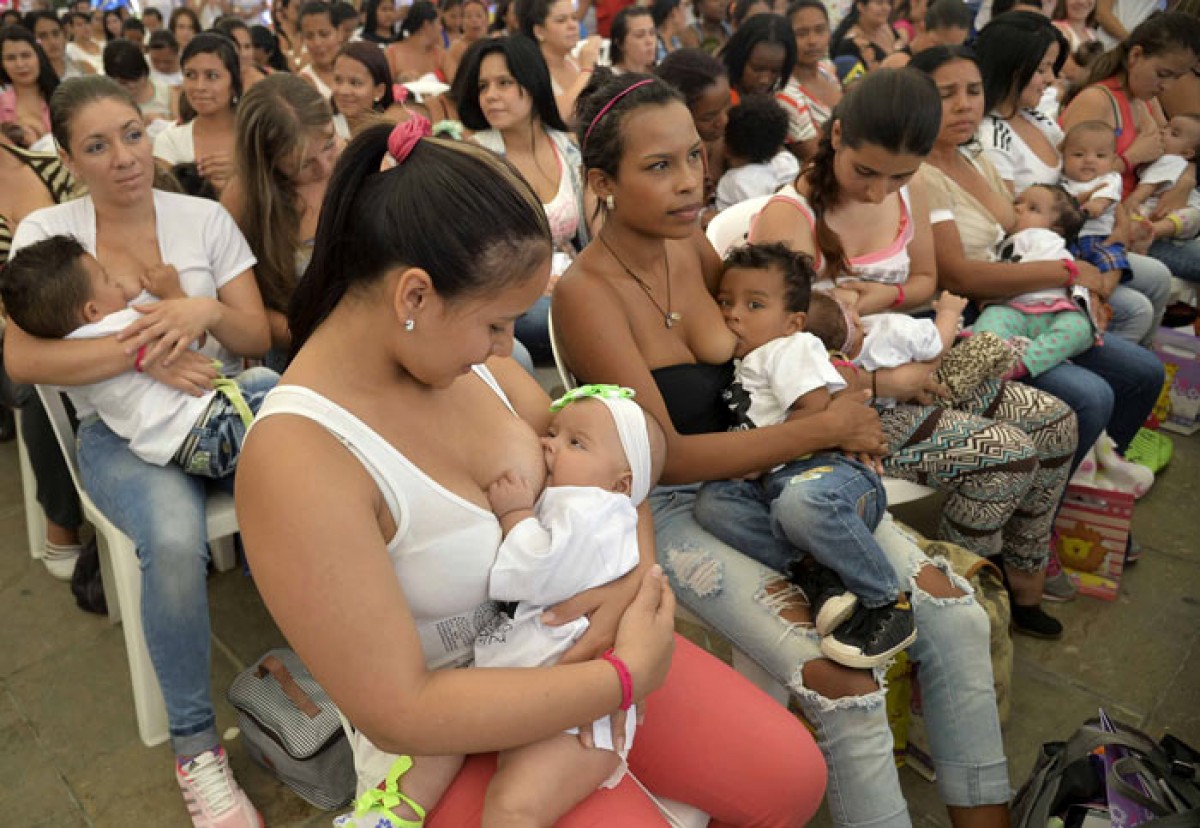 Ngày 31/7, hơn 300 bà mẹ đã tham gia ngày hội cho con bú sữa mẹ, một sự kiện quốc tế đang diễn ra ở Medellin, quận Antioquia, Colombia nhằm khuyến khích nuôi con bằng sữa mẹ, cải thiện sức khỏe trẻ sơ sinh. AFP/ TTXVN