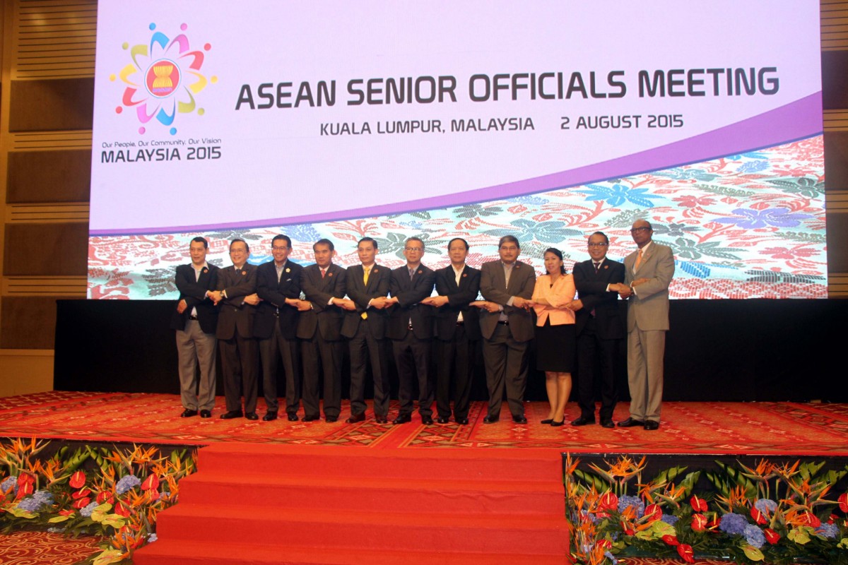Ngày 2/8, cuộc họp các quan chức cấp cao Hiệp hội các quốc gia Đông Nam Á (ASEAN SOM) để chuẩn bị cho Hội nghị Bộ trưởng Ngoại giao ASEAN thường niên lần thứ 48 (AMM 48) và các hội nghị liên quan đã khai mạc tại thủ đô Kuala Lumpur (Malaysia). Đây là cuộc họp trù bị nhằm chuẩn bị chương trình hoạt động, nội dung nghị sự, đồng thời rà soát các danh mục các văn kiện sẽ được thông qua tại các hội nghị ASEAN sắp tới. Tham dự cuộc họp ASEAN SOM có các đoàn quan chức cao cấp đến từ 10 nước thành viên ASEAN và đại diện Ban Thư ký ASEAN. Đoàn các quan chức cấp cao Việt Nam do Thứ trưởng Bộ Ngoại giao Lê Hoài Trung dẫn đầu. Trong ảnh: Các quan chức cấp cao ASEAN chụp ảnh tại cuộc họp. Ảnh: Chí Giáp - TTXVN
