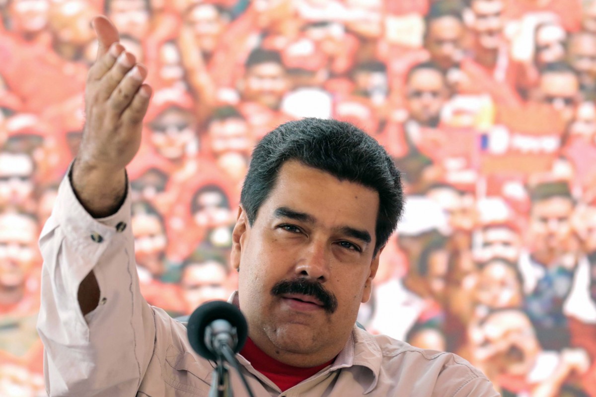 Ngày 1/8, Tổng thống Venezuela Nicolas Maduro cảnh báo phe cánh hữu quốc tế đang âm mưu gây bất ổn và phá hoại phong trào tiến bộ tại Mỹ Latinh. Tổng thống Maduro cáo buộc các tập đoàn đa quốc gia và các thể chế tài chính do Mỹ chi phối cùng với phe đối lập tại các nước Mỹ Latinh đứng đằng sau những âm mưu này. Ông nhấn mạnh các thế lực này muốn hủy hoại những tiến bộ cách mạng của khu vực Mỹ Latinh. Nhà lãnh đạo Venezuela đồng thời kêu gọi người dân nước này nêu cao tinh thần cảnh giác trước sự kích động của các phần tử phản động nhằm châm ngòi cho các cuộc bạo loạn như đã từng xảy ra tại Venezuela vào đầu năm ngoái, làm 43 người thiệt mạng, gần 900 người bị thương và thiệt hại kinh tế lên tới 10 tỷ USD. Trong ảnh: Tổng thống Venezuela Nicolas Maduro phát biểu tại bang Monagas. THX/TTXVN   