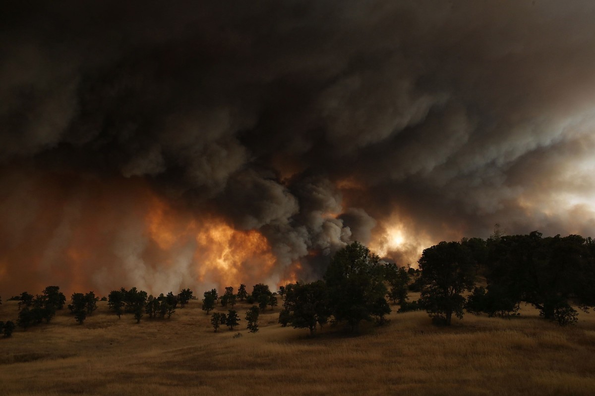 Ngày 1/8, các đám cháy rừng tại bang California của Mỹ vẫn tiếp tục hoành hành và có nguy cơ lan rộng, đặc biệt là đám cháy ở hạt Lake, khiến giới chức địa phương phải đóng cửa các ngả đường dẫn đến một tuyến đường cao tốc. Hơn 8.000 lính cứu hỏa của bang California đang chạy đua với thời gian để dập tắt các đám cháy. Theo các nguồn tin, một lính cứu hỏa đã tử vong trong lúc  dập cháy ở rừng quốc gia Modoc. Thống đốc bang California đã phải ban bố tình trạng khẩn cấp. Trong ảnh: Các đám cháy rừng hoành hành dữ dội tại khu vực hạt Lake. AFP/TTXVN