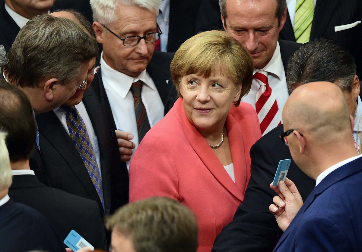 Thủ tướng Đức Angela Merkel, Chủ tịch đảng Dân chủ Cơ đốc giáo (CDU) ngày 1/8 đã thông báo với Tổng thư ký đảng CDU Peter Tauber và Trưởng ban quản trị liên bang đảng CDU Klaus Schueler rằng bà sẽ ra tranh cử chức Thủ tướng nhiệm kỳ thứ tư tại cuộc bầu cử vào năm 2017. Dự kiến, đầu năm 2016, bà Merkel mới chính thức công bố quyết định chạy đua vào chiếc ghế thủ tướng thêm một nhiệm kỳ nữa. Trong ảnh: (tư liệu)Thủ tướng Angela Merkel tham dự cuộc họp của Hạ viên Đức ngày 17/6/2015. AFP/TTXVN