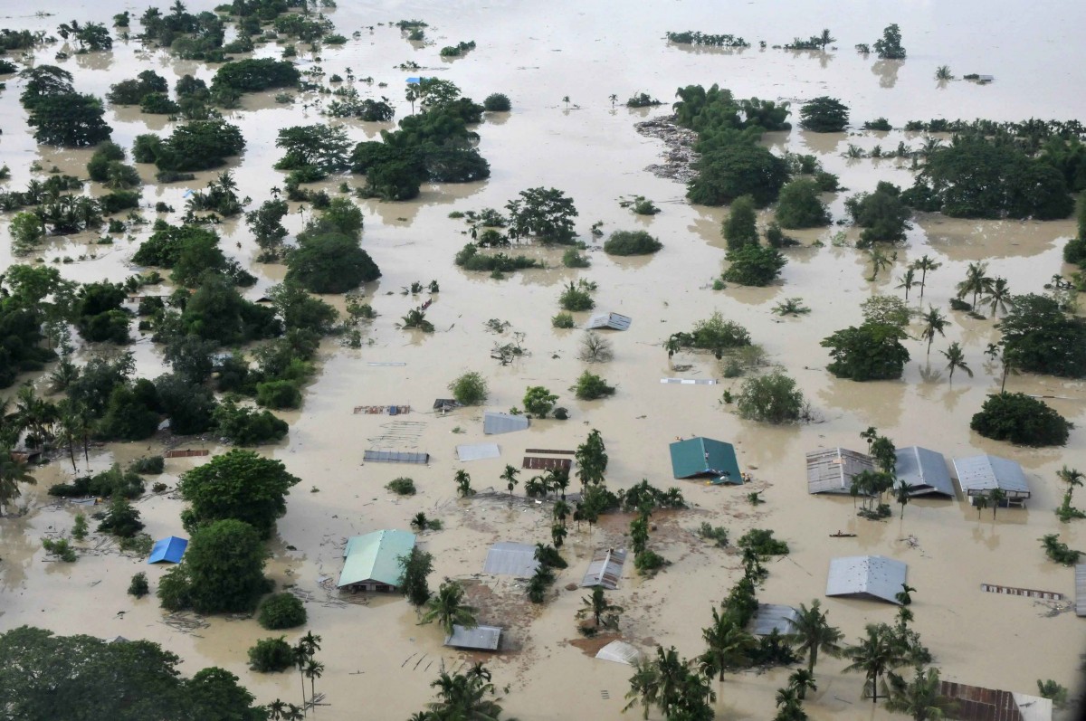 Theo số liệu ngày 1/8 cho biết, đã có ít nhất 27 người thiệt mạng do mưa lũ kéo dài và lở đất nghiêm trọng tại nhiều địa phương trong cả nước, gây thiệt hại vật chất lớn. Tình trạng ngập lụt trên diện rộng đã cản trở những nỗ lực cứu hộ, trong khi hàng nghìn người dân phải rời bỏ nhà cửa đi lánh nạn. Ước tính hoa màu trên diện tích khoảng 12.000 hecta đã bị nước lũ cuốn trôi. Theo Bộ Phúc lợi xã hội Myanmar, nhiều địa phương đang bị nhấn chìm trong biển nước. Sagaing, Magway, Rakhine và Chin là 4 bang bị ảnh hưởng nặng nề nhất trong đợt mưa lũ này. Tổng thống Myanmar Thein Sein đã tuyên bố tình trạng thảm họa quốc gia tại những khu vực trên. Trong ảnh: Nước lũ nhấn chìm nhiều ngôi nhà ở bang Sagaing. AFP/TTXVN 