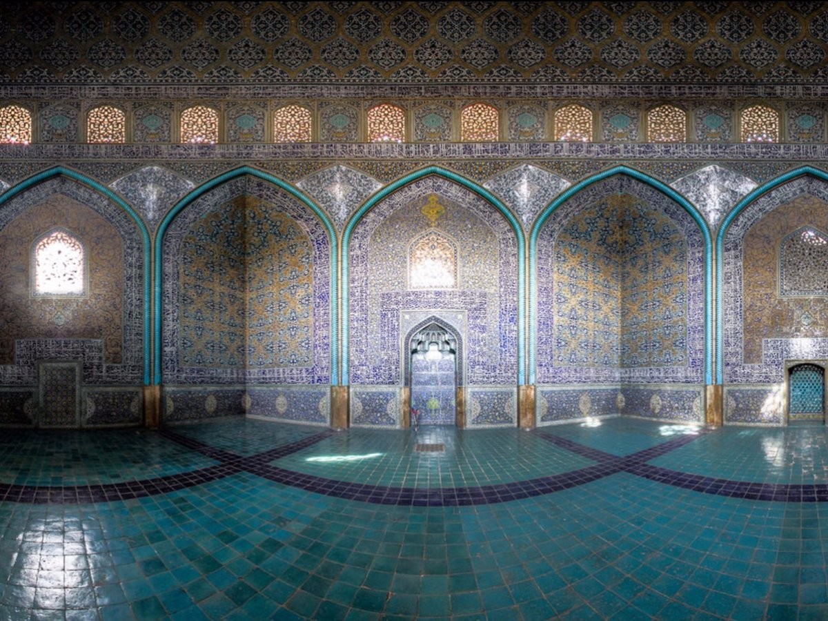 Nhà thờ Hồi giáo Sheikh Lotfollah ở Isfahan được xây dựng từ đầu thế kỷ 17 như một nhà thờ dành riêng cho tòa án hoàng gia. Các viên gạch thay đổi màu sắc trong suốt một ngày và có màu hồng xinh đẹp lúc hoàng hôn.
