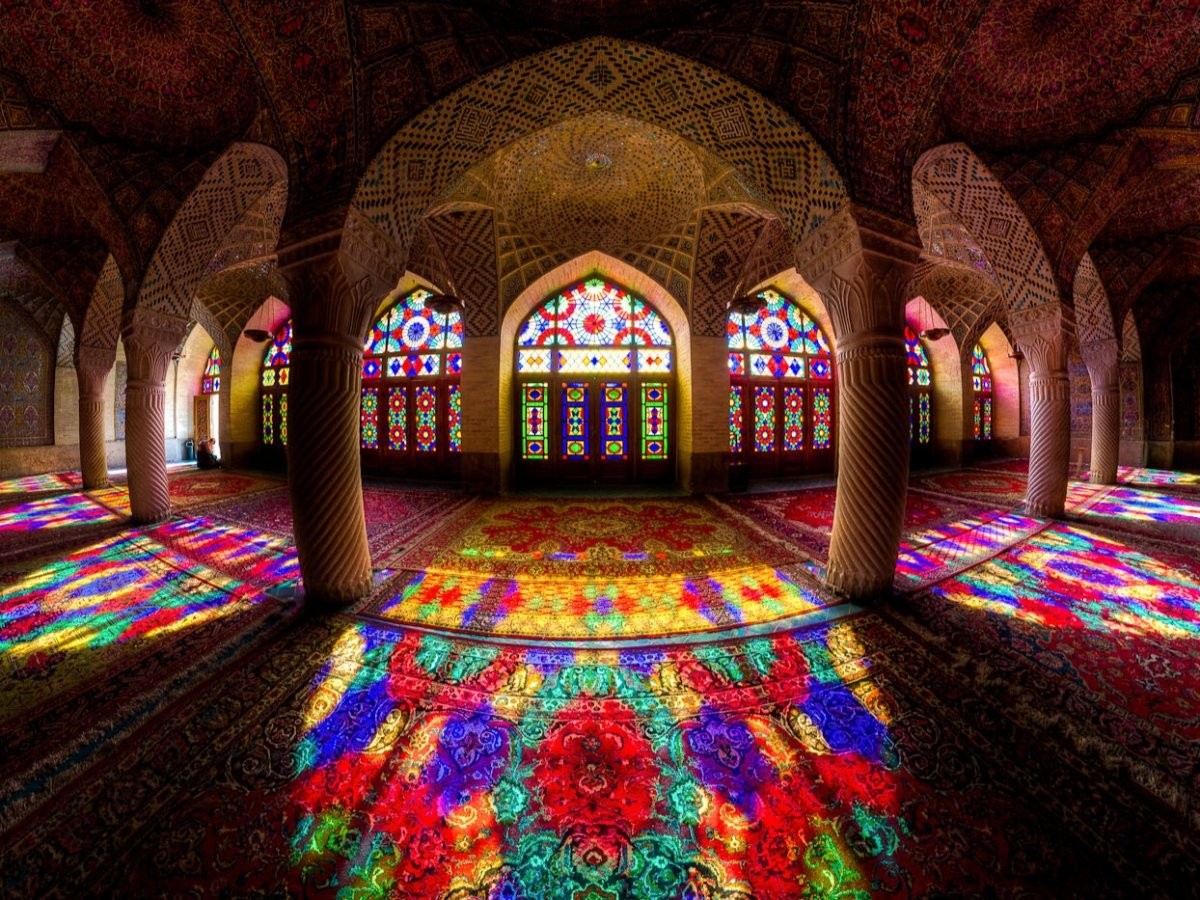 Bên trong nhà thờ Hồi giáo Nasir al-Mulk, nằm ở Shiraz. Những mảng cửa kính dưới nắng tạo nên một thiên đường màu sắc.