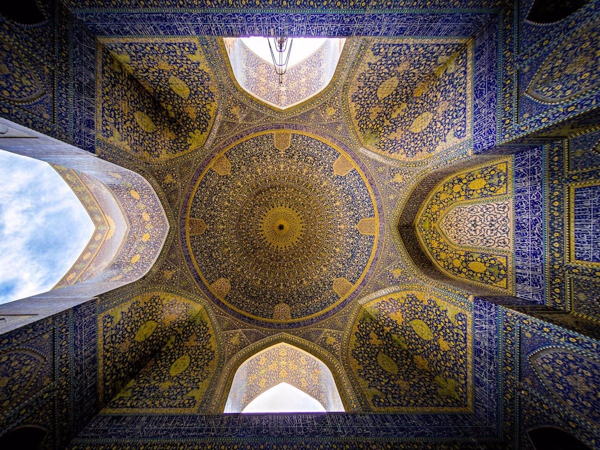 Gạch mosaic hai màu vàng và xanh tạo nên vẻ vương giả cho kiến trúc cung điện.