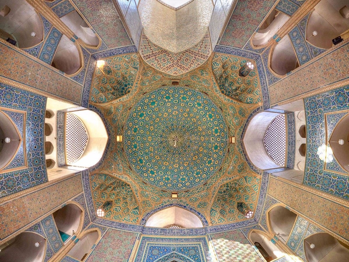 Nằm ở tỉnh Yazd, Jameh là một trong những nhà thờ Hồi giáo cao nhất Iran. Hai tòa tháp mang chữ khắc từ thế kỷ 15 có chiều cao hơn 45m.