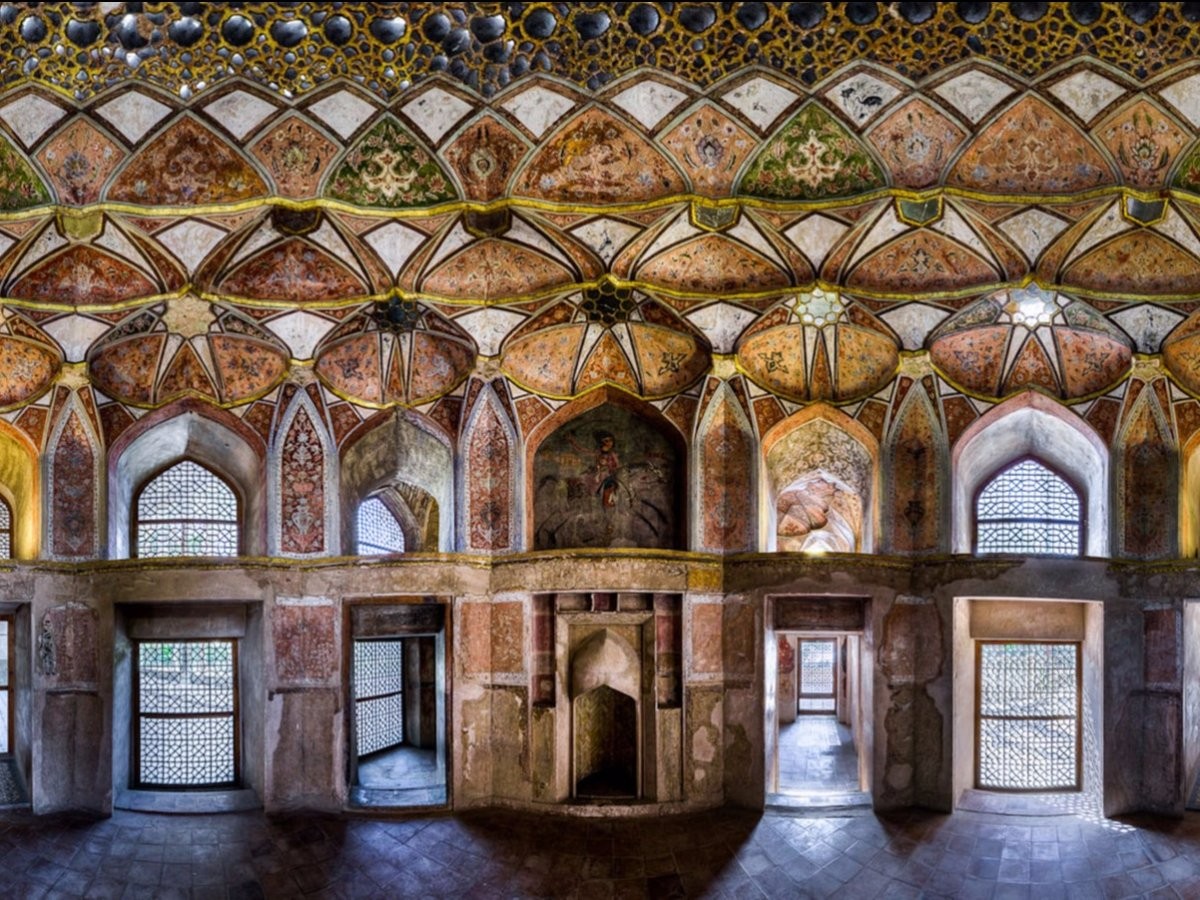 Hasht Behesht Palace là một trong những biệt thự còn lại dưới thời cai trị của vua Safavids (1502-1736). Đây từng được coi là công trình có lối trang trí xa hoa bậc nhất thành phố.