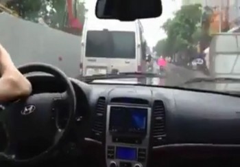[VIDEO] Lái ô tô bằng chân, thanh niên coi thường tính mạng người đi đường ở Hà Nội