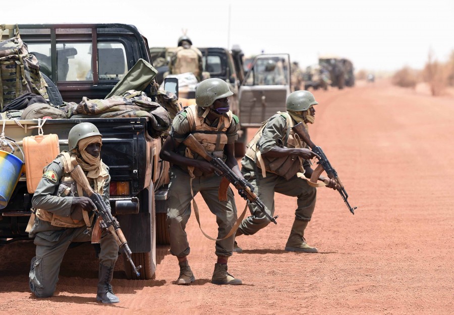 Người phát ngôn Bộ Quốc phòng Mali ngày 8/8 cho biết sau 24 giờ giao tranh, quân đội nước này dưới sự hỗ trợ của binh sĩ Pháp đã kết thúc chiến dịch giải cứu con tin bị các tay súng chưa rõ danh tính tấn công và bắt giữ tại khách sạn Byblos ở thị trấn miền trung Sevare ngày 7/8. Nhà chức trách Mali thông báo 4 con tin người nước ngoài được giải cứu, 12 người thiệt mạng và 7 tay súng bị bắt. Trong số những người thiệt mạng có 5 binh sĩ, 2 nhà thầu của LHQ và 5 phần tử thánh chiến. Bốn người được giải cứu đều là các nhân viên LHQ. Trong ảnh (tư liệu):   Binh sĩ quân đội Mali tham gia chiến dịch chung chống khủng bố mang tên Barkhane ở vùng Sahel ngày 2/6. AFP/ TTXVN