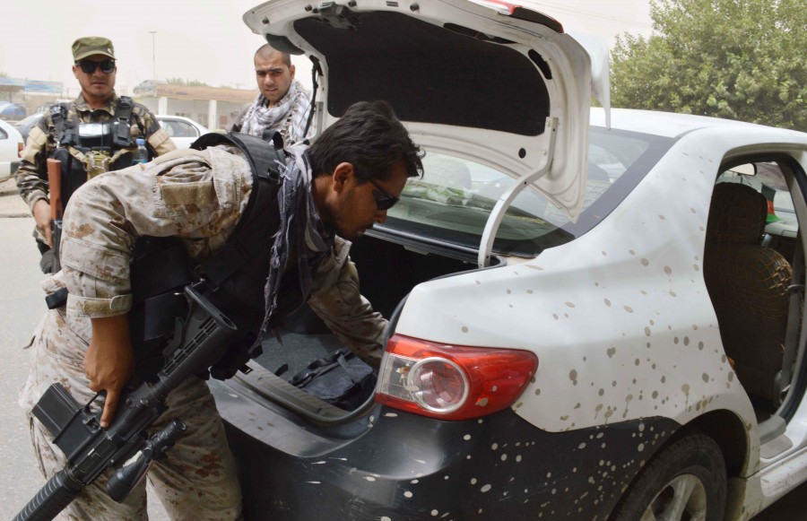 Nhà chức trách Afghanistan ngày 9/8 cho biết khoảng 22 người đã thiệt mạng, 11 người bị thương trong một vụ đánh bom xe liều chết ở tỉnh Kunduz, miền Bắc Afghanistan tối 8/8. Phiến quânTaliban đã thừa nhận tiến hành vụ tấn công trên. Trước đó, trong ngày 7/8 đã xảy ra hàng loạt vụ tấn công liều chết ở thủ đô Kabul của Afghanistan làm thiệt mạng khoảng 50 người, trong đó có một binh sĩ Mỹ, cùng hàng trăm người bị thương. Trong ảnh: Binh sĩ  Afghanistan kiểm tra các phương tiện giao thông tại một chốt kiểm soát ở tỉnh Kunduz  sau vụ đánh  bom. THX/TTXVN    
