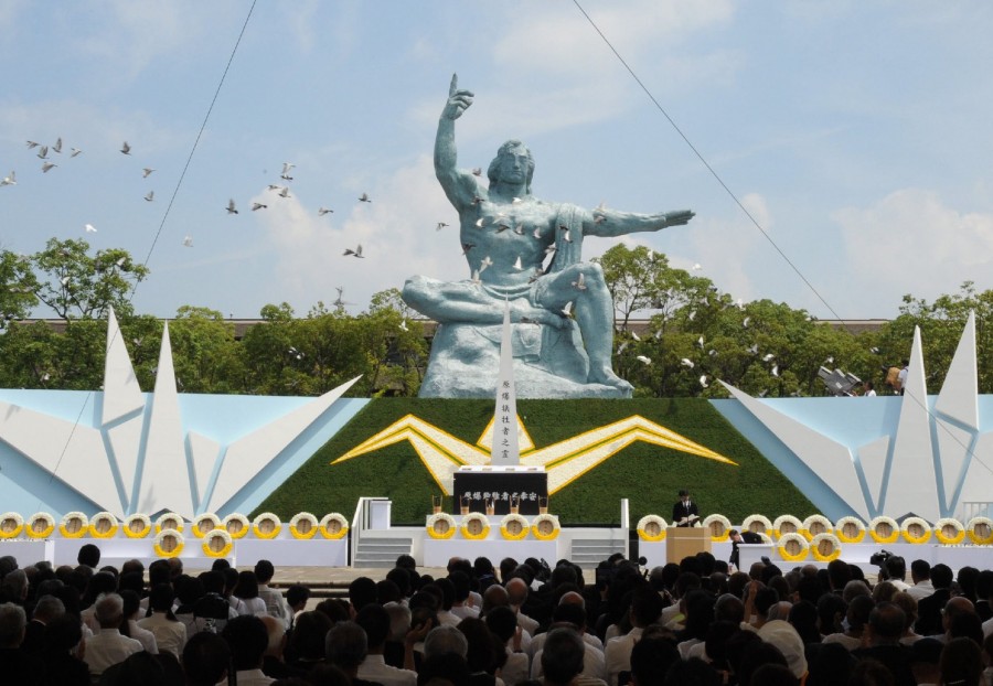 Ngày 9/8, chính quyền thành phố Nagasaki đã tổ chức lễ tưởng niệm 70 năm Mỹ ném bom nguyên tử xuống thành phố trong Thế chiến II làm 74 nghìn người thiệt mạng. Các hoạt động tưởng niệm diễn ra tại Công viên Hòa bình với sự tham dự của Thủ tướng Nhật Bản Shinzo Abe, các quan chức Chính phủ, Đại sứ Mỹ tại Nhật Bản Caroline Kennedy, thân nhân các nạn nhân của vụ ném bom cùng hàng nghìn người dân. Trong ảnh: Thả chim bồ câu, biểu tượng của hòa bình, tại lễ tưởng niệm ở Công viên Hòa bình thành phố Nagasaki ngày 9/8. AFP/ TTXVN