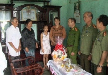 Công an tỉnh Đắk Lắk thăm gia đình công an xã thương binh, liệt sĩ