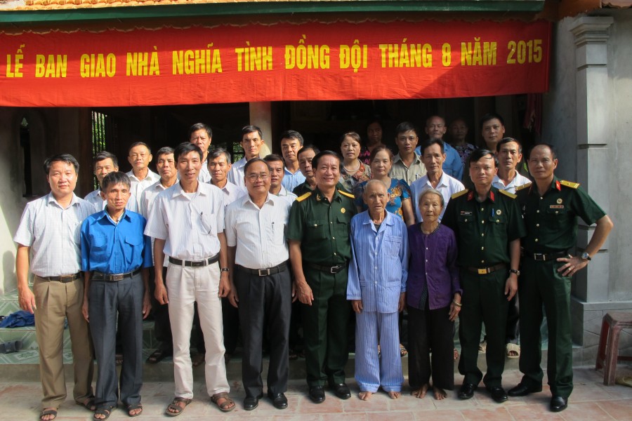 Bàn giao nhà tình nghĩa cho CCB Nguyễn Xiển 87 tuổi tại xã Đức La, huyện Đức Thọ, Hà Tĩnh.