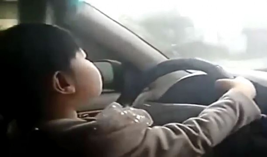 [VIDEO] Bé gái Trung Quốc lái ô tô lao vun vút trên đường, ba mẹ ngồi quay clip