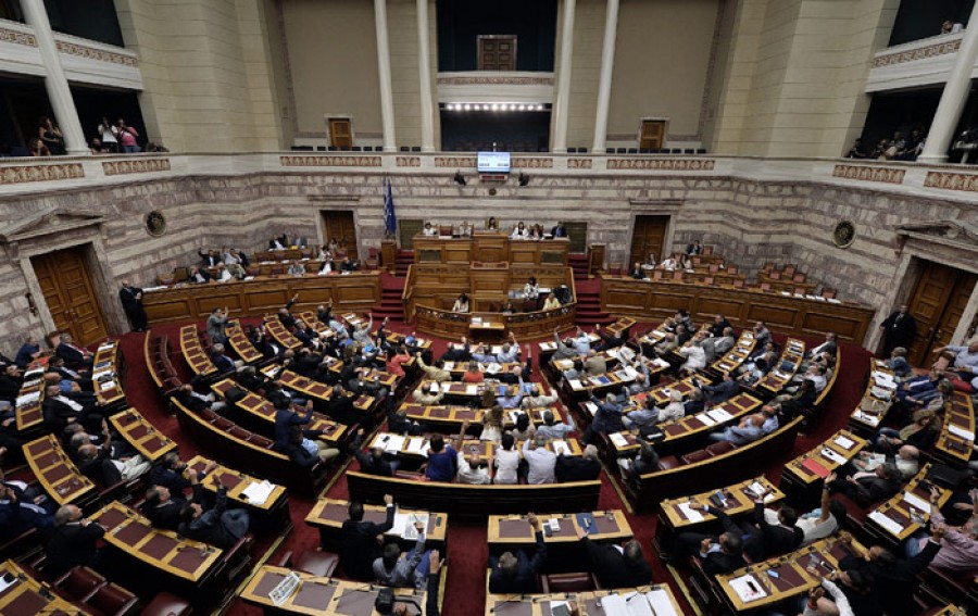 Ngày 13/8, sau cuộc thảo luận gay gắt kéo dài nhiều giờ, các Ủy ban chuyên ngành của Quốc hội Hy Lạp đã thông qua thỏa thuận về gói cứu trợ thứ ba trị giá 85 tỷ euro vừa đạt được giữa Athens và các chủ nợ quốc tế. Tuy nhiên, việc bỏ phiếu phê chuẩn tại Quốc hội phải kéo dài sang ngày 14/8 do các nghị sĩ muốn sửa đổi một số nội dung trong thỏa thuận và nội bộ đảng SYRIZA cầm quyền xảy ra những xung đột căng thẳng. Cùng ngày, các Bộ trưởng Tài chính Khu vực sử dụng đồng euro (Eurozone) sẽ nhóm họp tại Brussels (Bỉ) để thảo luận về việc giải ngân gói cứu trợ mới cho Hy Lạp. Trong ảnh: Các nhà lập pháp bỏ phiếu về thỏa thuận cứu trợ tại phiên thảo luận của Quốc hội ở Athens ngày 14/8. AFP/TTXVN