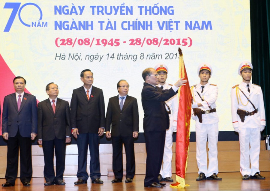 Sáng 14/8/2015, tại Hà Nội, Chủ tịch Quốc hội Nguyễn Sinh Hùng đến dự Lễ kỷ niệm và trao tặng Huân chương Hồ Chí Minh cho Bộ Tài Chính nhân dịp 70 năm Ngày truyền thống của ngành. Ảnh: Nhan Sáng-TTXVN